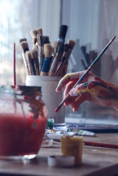 Ilustrador trabajando en una tableta digital
